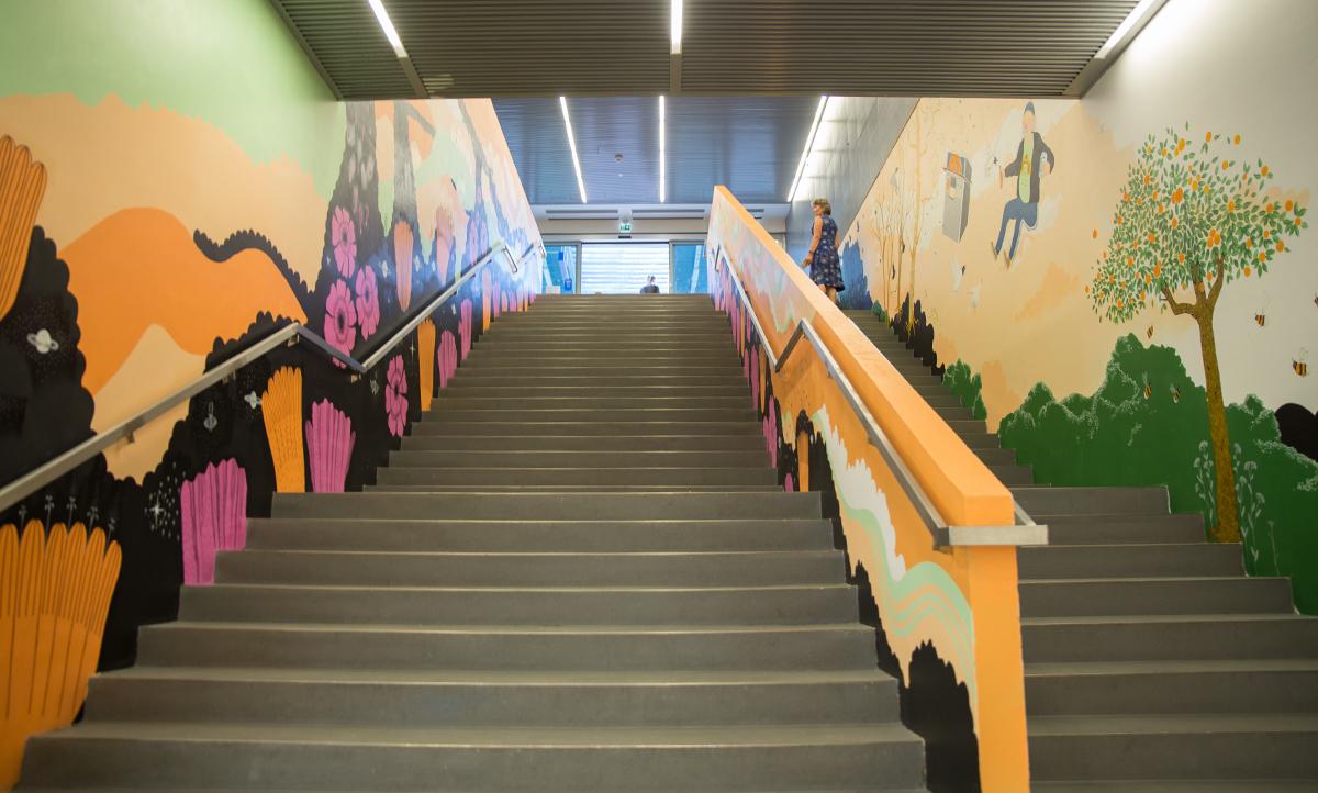 Asema on myös sisältä maalattu, portaikossa on Juulia Markkon ja Verna Tervaharjun 